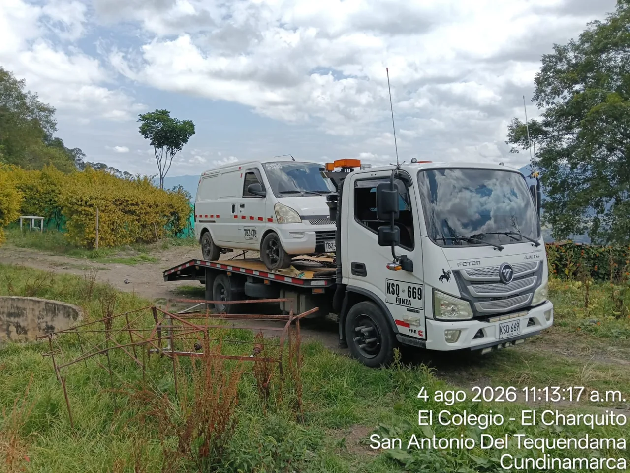 Furgoneta sobre una plataforma de grúa